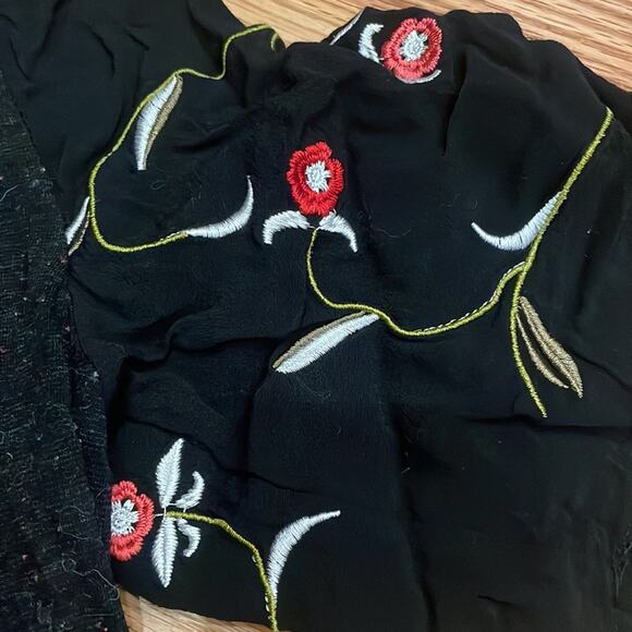 Gimmicks by BKE speckled top with embroidered sleeve and lace cut out size small - Picture 3 of 7